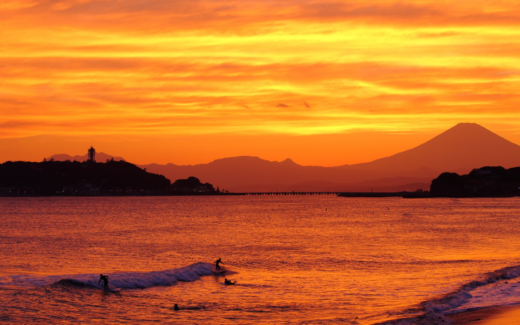 稲村ヶ崎公園の風景では美しい夕日を背景に、江ノ島と富士山を眺めることができます。