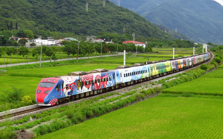 台鉄普悠瑪ペイント列車