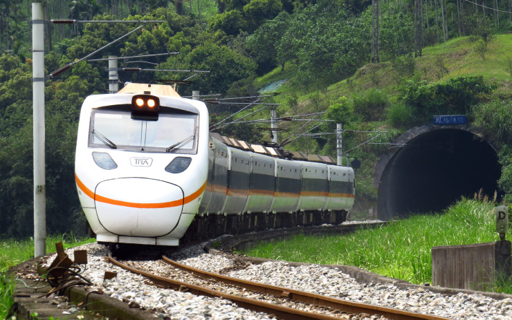 太魯閣列車が鳳林トンネルを通過