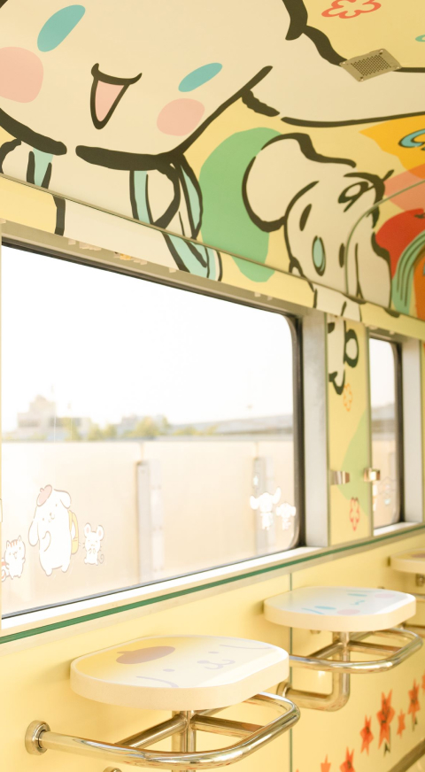 可一邊啜飲咖啡、果汁等特選飲品，一邊飽覽窗外美景，享受愜意悠閒的氛圍