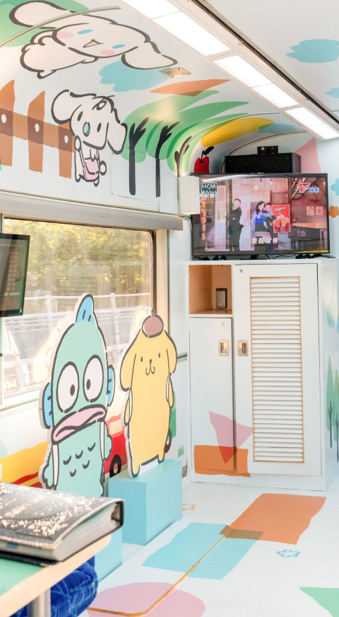 車廂提供卡拉OK歡唱服務，每月更新最新歌曲，在旅途中與親朋好友盡情歡唱