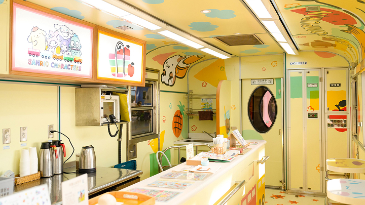 可一邊啜飲咖啡、果汁等特選飲品，一邊飽覽窗外美景，享受愜意悠閒的氛圍